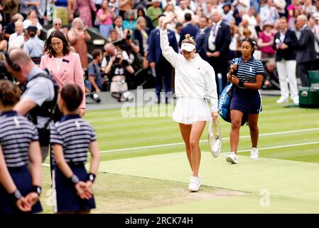 Marketa Vondrousova célèbre avec le plat venus Rosewater après la victoire contre ONS Jabeur lors de la finale en simple féminine le 13e jour des Championnats de Wimbledon 2023 au All England Lawn tennis and Croquet Club à Wimbledon. Date de la photo : Samedi 15 juillet 2023. Banque D'Images