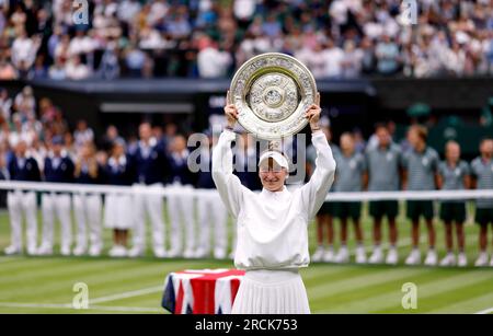 Marketa Vondrousova célèbre avec le plat venus Rosewater après la victoire contre ONS Jabeur lors de la finale en simple féminine le 13e jour des Championnats de Wimbledon 2023 au All England Lawn tennis and Croquet Club à Wimbledon. Date de la photo : Samedi 15 juillet 2023. Banque D'Images