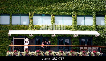 Marketa Vondrousova célèbre avec le plat venus Rosewater après avoir remporté la victoire sur ONS Jabeur lors de la finale en simple féminine le 13e jour des Championnats de Wimbledon 2023 au All England Lawn tennis and Croquet Club à Wimbledon. Date de la photo : Samedi 15 juillet 2023. Banque D'Images