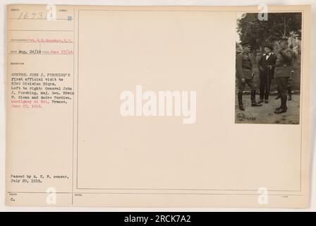 Première visite officielle du général John J. Pershing au quartier général de la 83e division. Sur l'image, de gauche à droite : le général John J. Pershing, le major général Edwin F. Glenn et Andre Tardieu. Prise à Montigney el Roi, France, le 23 juin 1918. La photographie a été reçue le 24 août 1918 et transmise par le censeur A. E. P. le 29 juillet 1918. Banque D'Images