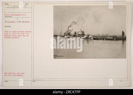 Légende : VP. GAUCHE McLaughlin a capturé cette photographie depuis un bateau en mouvement le 2 octobre 1918 à 6:00:00, montrant la vue des quais #9 à Bassens, Bordeaux, France. Cette image provient de la collection des activités militaires américaines pendant la première Guerre mondiale. Publié officiellement pour utilisation et non destiné à la publication. Banque D'Images