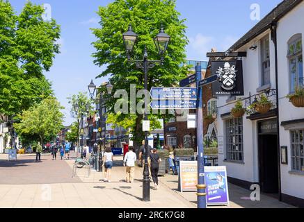 Solihull centre-ville avec des magasins et le pub Masons Arms sur Solihull High Street Solihull West Midlands Angleterre UK GB Europe Banque D'Images