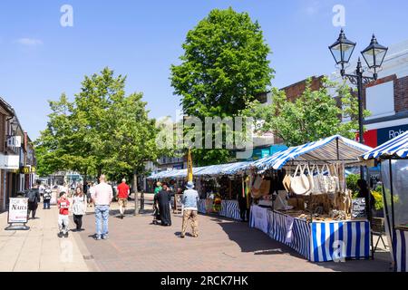 Solihull centre-ville marché du dimanche marché en plein air et magasins sur la rue principale à Solihull High Street Solihull West Midlands Angleterre Royaume-Uni GB Europe Banque D'Images