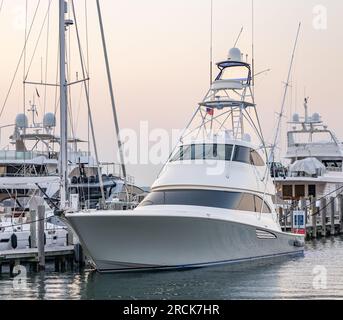 Grand yacht blanc au quai à Sag Harbor, NY Banque D'Images