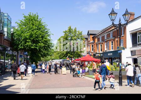 Solihull centre-ville marché en plein air et magasins sur la rue principale à Solihull High Street Solihull West Midlands Angleterre Royaume-Uni GB Europe Banque D'Images