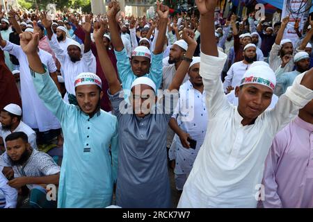 Dhaka, Bangladesh. 15 juillet 2023, Dhaka, Dhaka, Bangladesh : les Islami Andolan Bangladesh (partis politiques islamistes) ont organisé un rassemblement à Dhaka pour protester contre la démission du commissaire aux élections et l’annulation de la commission électorale, la mise en œuvre du système électoral à représentation proportionnelle (RP), la dissolution du parlement en réponse à la crise politique et à la demande d'élections nationales justes et neutres sous le gouvernement national et la négligence et la mauvaise gestion extrême dans la lutte contre la dengue. Crédit : ZUMA Press, Inc./Alamy Live News Banque D'Images