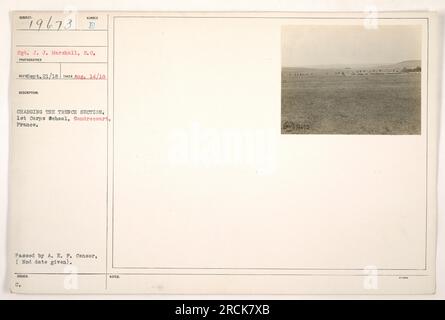 Soldats de l'école du 1e corps à Gondrecourt, France chargeant la section de tranchée. Sergent J.J. Marshall est représenté dans l'image. La photographie a été prise le 14 septembre 1918 et a été officiellement publiée par le censeur de l'A.E.P. Banque D'Images