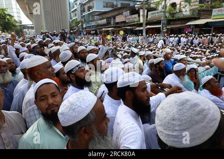 Dhaka, Bangladesh. 15 juillet 2023, Dhaka, Dhaka, Bangladesh : les Islami Andolan Bangladesh (partis politiques islamistes) ont organisé un rassemblement à Dhaka pour protester contre la démission du commissaire aux élections et l’annulation de la commission électorale, la mise en œuvre du système électoral à représentation proportionnelle (RP), la dissolution du parlement en réponse à la crise politique et à la demande d'élections nationales justes et neutres sous le gouvernement national et la négligence et la mauvaise gestion extrême dans la lutte contre la dengue. Crédit : ZUMA Press, Inc./Alamy Live News Banque D'Images