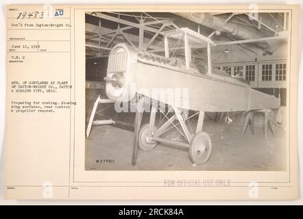 Les travailleurs de l'usine Dayton-Wright Co. À Dayton & Moraine City, Ohio, sont vus ici préparer un avion pour la réparation ou l'entretien pendant la première Guerre mondiale. L'image montre les surfaces exposées des ailes, la dépose de la commande arrière et l'hélice. Banque D'Images
