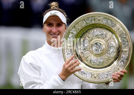 Marketa Vondrousova célèbre avec le plat venus Rosewater après la victoire contre ONS Jabeur lors de la finale en simple féminine le 13e jour des Championnats de Wimbledon 2023 au All England Lawn tennis and Croquet Club à Wimbledon. Date de la photo : Samedi 15 juillet 2023. Banque D'Images