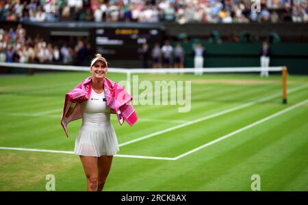 Marketa Vondrousova célèbre avoir remporté la finale du simple féminin après avoir remporté la victoire contre ONS Jabeur le 13e jour des Championnats de Wimbledon 2023 au All England Lawn tennis and Croquet Club à Wimbledon. Date de la photo : Samedi 15 juillet 2023. Banque D'Images