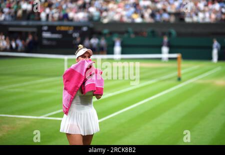Marketa Vondrousova célèbre avoir remporté la finale du simple féminin après avoir remporté la victoire contre ONS Jabeur le 13e jour des Championnats de Wimbledon 2023 au All England Lawn tennis and Croquet Club à Wimbledon. Date de la photo : Samedi 15 juillet 2023. Banque D'Images