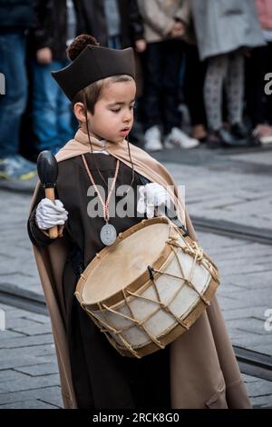 Un enfant dans une procession Semana Santa à Saragosse, Espagne Banque D'Images