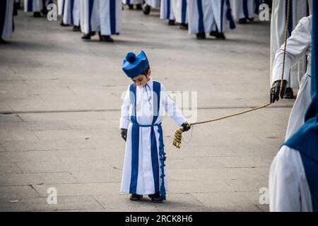 Un enfant dans une procession Semana Santa à Saragosse, Espagne Banque D'Images