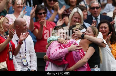 (230715) -- LONDRES, 15 juillet 2023 (Xinhua) -- Marketa Vondrousova célèbre avec ses amis et sa famille le match de finale en simple féminin entre Marketa Vondrousova de la République tchèque et ONS Jabeur de la Tunisie aux Championnats de tennis de Wimbledon à Londres, Grande-Bretagne, le 15 juillet 2023. (Xinhua/Han Yan) Banque D'Images