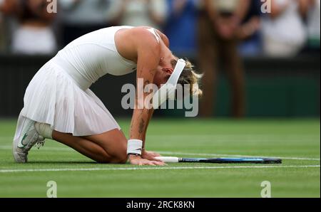 (230715) -- LONDRES, 15 juillet 2023 (Xinhua) -- Marketa Vondrousova célèbre après avoir remporté le match de finale en simple féminin entre Marketa Vondrousova de la République tchèque et ONS Jabeur de la Tunisie aux Championnats de tennis de Wimbledon à Londres, Grande-Bretagne, le 15 juillet 2023. (Xinhua/Han Yan) Banque D'Images