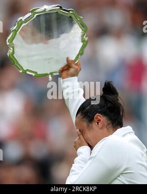 (230715) -- LONDRES, 15 juillet 2023 (Xinhua) -- ONS Jabeur réagit avec le trophée après le match de finale en simple féminin entre Marketa Vondrousova de la République tchèque et ONS Jabeur de la Tunisie aux Championnats de tennis de Wimbledon à Londres, Grande-Bretagne, le 15 juillet 2023. (Xinhua/Han Yan) Banque D'Images