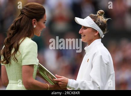 (230715) -- LONDRES, 15 juillet 2023 (Xinhua) -- Marketa Vondrousova (droite) reçoit le trophée de la Princesse de Galles Catherine après le match de finale en simple féminin entre Marketa Vondrousova de la République tchèque et ONS Jabeur de la Tunisie aux Championnats de tennis de Wimbledon à Londres, Grande-Bretagne, le 15 juillet 2023. (Xinhua/Han Yan) Banque D'Images