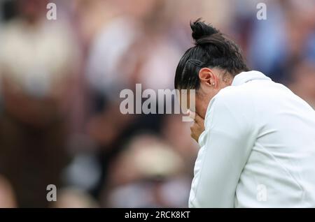 (230715) -- LONDRES, 15 juillet 2023 (Xinhua) -- ONS Jabeur réagit lors de la cérémonie des trophées après le match de finale en simple féminin entre Marketa Vondrousova de la République tchèque et ONS Jabeur de la Tunisie aux Championnats de tennis de Wimbledon à Londres, Grande-Bretagne, le 15 juillet 2023. (Xinhua/Han Yan) Banque D'Images