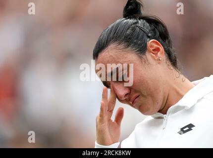(230715) -- LONDRES, 15 juillet 2023 (Xinhua) -- ONS Jabeur réagit lors de la cérémonie des trophées après le match de finale en simple féminin entre Marketa Vondrousova de la République tchèque et ONS Jabeur de la Tunisie aux Championnats de tennis de Wimbledon à Londres, Grande-Bretagne, le 15 juillet 2023. (Xinhua/Han Yan) Banque D'Images