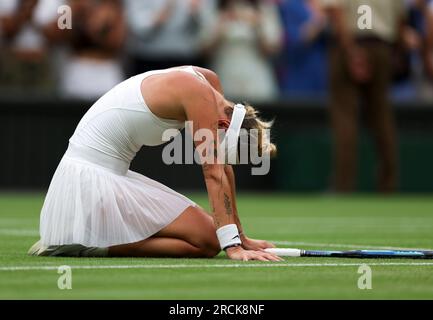 (230715) -- LONDRES, 15 juillet 2023 (Xinhua) -- Marketa Vondrousova célèbre après avoir remporté le match de finale en simple féminin entre Marketa Vondrousova de la République tchèque et ONS Jabeur de la Tunisie aux Championnats de tennis de Wimbledon à Londres, Grande-Bretagne, le 15 juillet 2023. (Xinhua/Han Yan) Banque D'Images