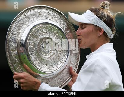 (230715) -- LONDRES, 15 juillet 2023 (Xinhua) -- Marketa Vondrousova célèbre avec le trophée après avoir remporté le match de finale en simple féminin entre Marketa Vondrousova de la République tchèque et ONS Jabeur de la Tunisie aux Championnats de tennis de Wimbledon à Londres, Grande-Bretagne, le 15 juillet 2023. (Xinhua/Han Yan) Banque D'Images
