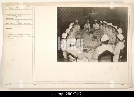 L'image montre un groupe d'infirmières dînant à leur domicile à Tours, Indre et Loire, France pendant la première Guerre mondiale. Cette photographie a été prise le 17 décembre 1918. Photographe est répertorié comme Pvt. Eddy. Banque D'Images