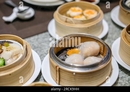 Divers Dimsum dans le panier de flux sur la table Banque D'Images