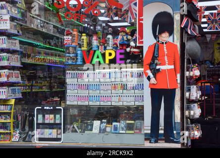 Londres, Royaume-Uni. 15 juillet 2023.Un magasin de vape dans le centre de Londres alors que les conseils en Angleterre et au pays de Galles appellent à une interdiction totale des vapes jetables. Ils soulignent les impacts environnementaux, avec des millions jetés chaque mois, ainsi que leur attrait pour les jeunes. Crédit : Vuk Valcic/Alamy Live News Banque D'Images