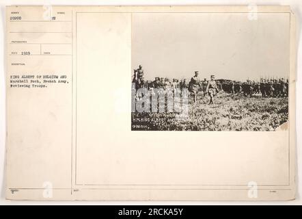 Le roi Albert de Belgique et le maréchal Foch de l'armée française passent en revue les troupes. La photo a été prise en 1919 à Qued Eustalte, Belgique. Le roi Albert et le général Noroo sont également visibles sur l'image. Banque D'Images