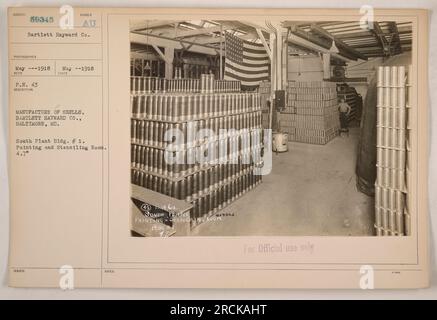 L'image montre une salle de peinture et de pochoir à Bartlett Hayward Co., à Baltimore, MD pendant la première Guerre mondiale. La pièce est utilisée dans la fabrication de coquilles, en particulier de coquilles de 4,7'. La photographie a été prise par le photographe 59345 au, et le numéro de description est P.N. 43. Banque D'Images