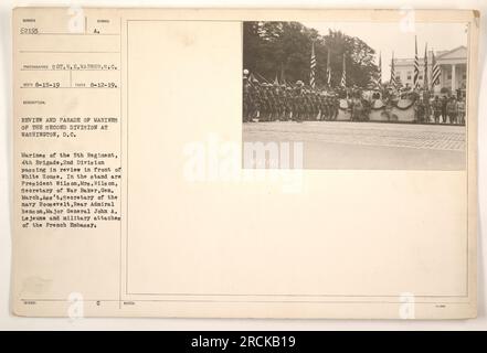 Les Marines du 5th Regiment, 4th Brigade, 2nd Division, passent en revue devant la Maison Blanche lors d'un défilé militaire à Washington, DC. Le président Wilson, Mme Wilson et des hauts responsables militaires sont présents dans les tribunes. La photographie a été prise le 12 août 1919 par le sergent R.E. Warner. Banque D'Images