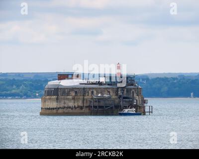 Spitbank fort un fort marin situé dans le Solent près de Portsmouth Hampshire Angleterre avec l'île de Wight en arrière-plan Banque D'Images