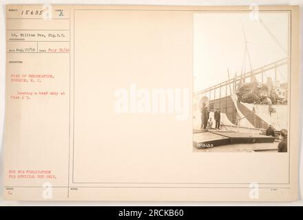 Cette photographie prise le 31 juillet 1918 montre le lieutenant William Fox, membre du signal Reserve corps, au port d'embarquement à Hoboken, New Jersey. Il supervise le chargement des fournitures sur un navire de boucherie au quai no 7. Cette image a été marquée comme N'ÉTANT PAS DESTINÉE À LA PUBLICATION et destinée à un usage officiel seulement. Banque D'Images