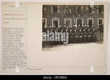 Les opérateurs téléphoniques de l'unité 4, corps des signaux, à Tours, France pendant la première Guerre mondiale De gauche à droite, debout : Mlle Lucienne N. Bigan [Bigou], Mlle Emelia K. Lumpert, Mlle Celestine A. Leguia, Mlle Mary C. Rourke, Mlle Vivienne B.M. Temel, Mlle Egeantine R. Moussu, Mlle Martha. M. Carroul, Mlle Madeline F.A.C. Batta, Mlle Germaine M. A. Lemontagre, Mlle Louise R. Armand, Mlle Marjorie L. Me Killop. Superviseurs : Mlle Beatrice P. Bourneuf, Mlle Mary J. Vannier. Assis, de gauche à droite : Mlle Fams Riendeau, Mlle Alice Raymond, Mlle Bertha L. Arland, Mlle Marguerite M. Martin, Mlle Evelyn M. Banque D'Images