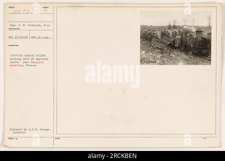 Sergent J. T. Seabrook des États-Unis Armée est vue sur cette photo, prise le 2 octobre 1918. L'image montre un moteur allemand capturé avec des rails capturés près de la montagne Vanquois en France pendant la première Guerre mondiale. La photo a été publiée par l'A.E.P. Censurer le 15 novembre 1918. Banque D'Images