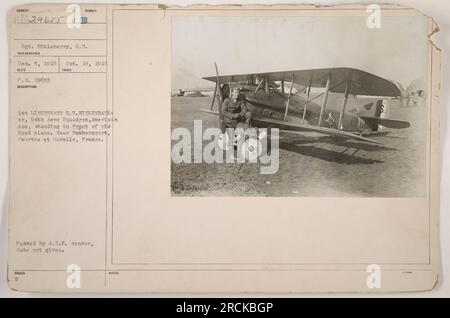 1st Lieutenant E.V. Rickenbacker, As américain du 94th Aero Squadron, est photographié debout devant son avion Spad. La photographie a été prise près de Rembercourt, Meurthe et Moselle, France, et a été approuvée par le censeur de l'A.E.F. La date d'approbation n'est pas claire. Banque D'Images