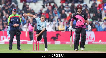 Prise à Birmingham, Royaume-Uni, le 15 juillet 2023 au Warwickshire County Cricket Club, Edgbaston. Sur la photo, Sam Curran de Surrey en action bowling lors de la demi-finale Vitality Blast 2023 entre Somerset et Surrey. L'image est réservée à un usage éditorial - crédit à Stu Leggett via Alamy Live News Banque D'Images