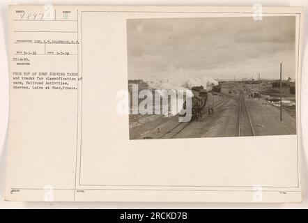 Vue aérienne de Gievres, Loire et cher, France, montrant les cours et les voies utilisées pour la classification des voitures pendant les activités ferroviaires. Cette photographie, prise le 7 janvier 1919, illustre la vaste infrastructure ferroviaire de la région. Photographe J.T. Seabrook a capturé cette image sous les États-Unis Corps de signal. Banque D'Images