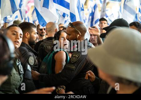 Tel Aviv, Israël. 11 juillet 2023. Un manifestant regarde en arrière un officier de police israélien lors d'une manifestation contre la réforme judiciaire à l'aéroport Ben Gourion. Tel Aviv, Israël. 11 juillet 2023. (Photo de Matan Golan/Sipa USA). Crédit : SIPA USA/Alamy Live News Banque D'Images