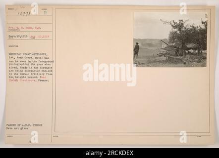 Le soldat C. E. Dunn du signal corps est vu le 10 septembre 1918, photographiant des unités de l'artillerie lourde américaine du 1e corps d'armée. L'artillerie allemande des hauteurs au-delà bombarde les routes au loin près de Chérty Chartreuve, France. La photo a été prise le 10 août 1918 et a passé le censeur de l'A.E.F. sans aucun problème. Banque D'Images
