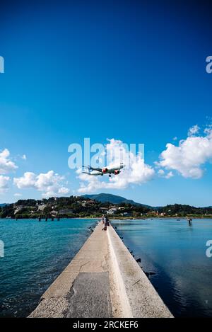 Kerkyra, Grèce - 09 24 2022 : gros plan de SAS Scandinavian Airlines Airplane survole la plate-forme d'observation et la piste d'eau. Concept de lieu touristique. Banque D'Images