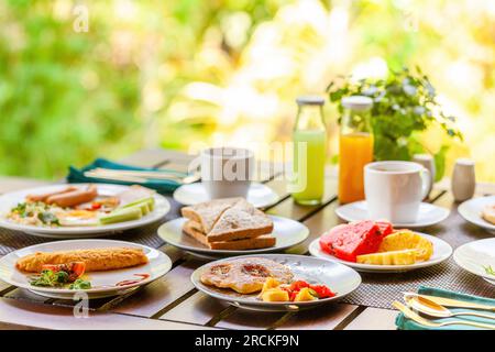 Petit-déjeuner le matin au restaurant tropical en plein air dans un complexe asiatique. Banque D'Images