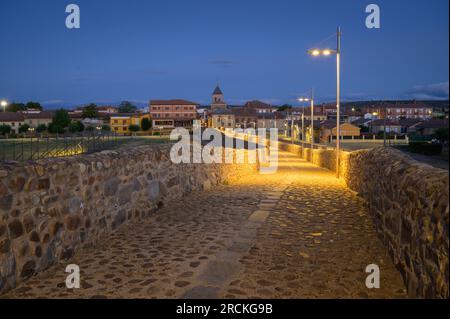 Réveil d'été : dévoilement du pont romain le long du Camino de Santiago à l'hôpital de Orbigo, Léon, Espagne Banque D'Images