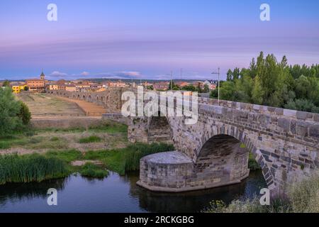 Réveil d'été : dévoilement du pont romain le long du Camino de Santiago à l'hôpital de Orbigo, Léon, Espagne Banque D'Images