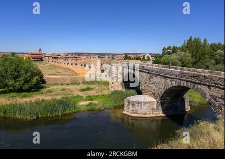 Réveil d'été : dévoilement du pont romain le long du Camino de Santiago à l'hôpital de Orbigo, Léon, Espagne Banque D'Images