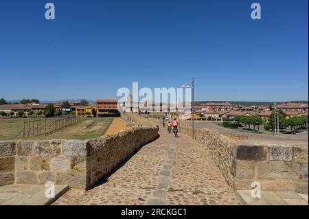 Réveil d'été : dévoilement du pont romain le long du Camino de Santiago à l'hôpital de Orbigo, Léon, Espagne Banque D'Images