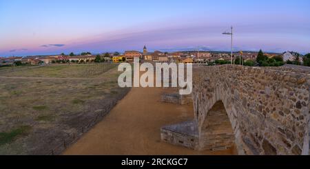 Réveil d'été : dévoilement du pont romain le long du Camino de Santiago à l'hôpital de Orbigo, Léon, Espagne Banque D'Images