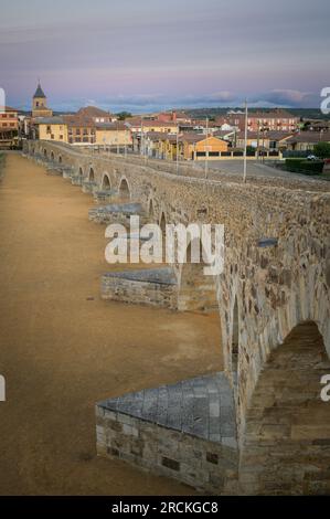 Réveil d'été : dévoilement du pont romain le long du Camino de Santiago à l'hôpital de Orbigo, Léon, Espagne Banque D'Images