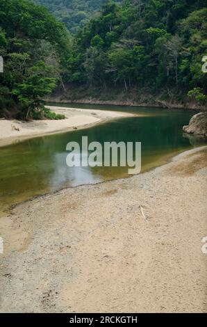 Plan aérien de la rivière en saison sèche, parc national de Soberania, Panama - stock photo Banque D'Images